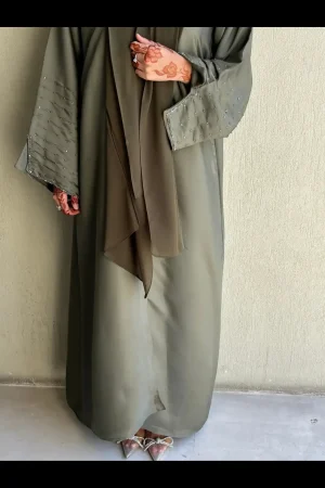 Model wearing a pine abaya