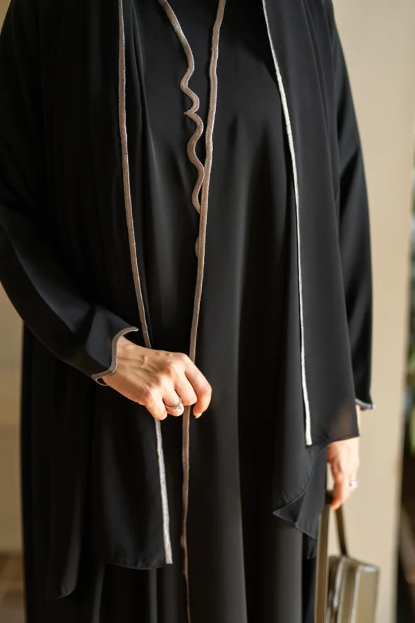 A model wearing black abaya